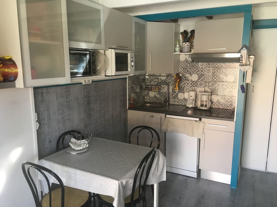 Nouvelle cuisine et nouveau sol!
Lave vaisselle, four, plaques, micro ondes
