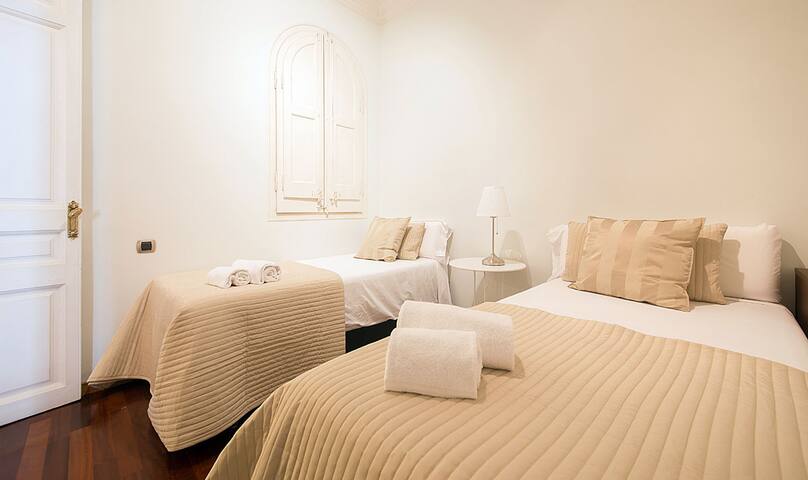 Four bedroom apartment in Balmes – You Stylish gallery image 4