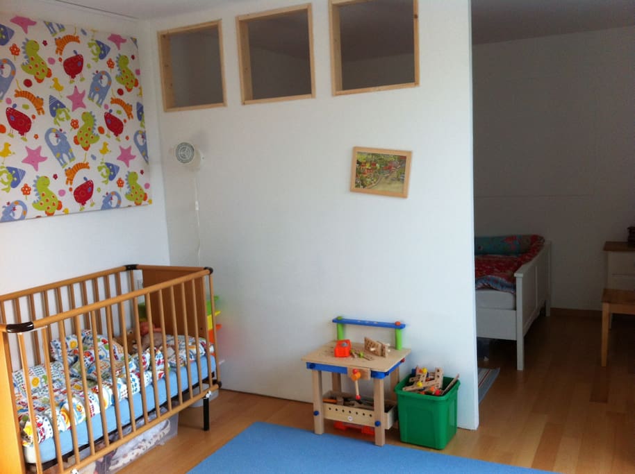 Kinderbett im Schlafzimmer, Trennwand zum Elternbett