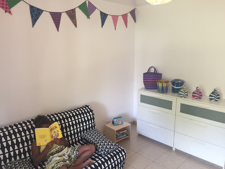 Chumba cha kulala cha tatu na kitanda kizuri 140 cha watu wazima