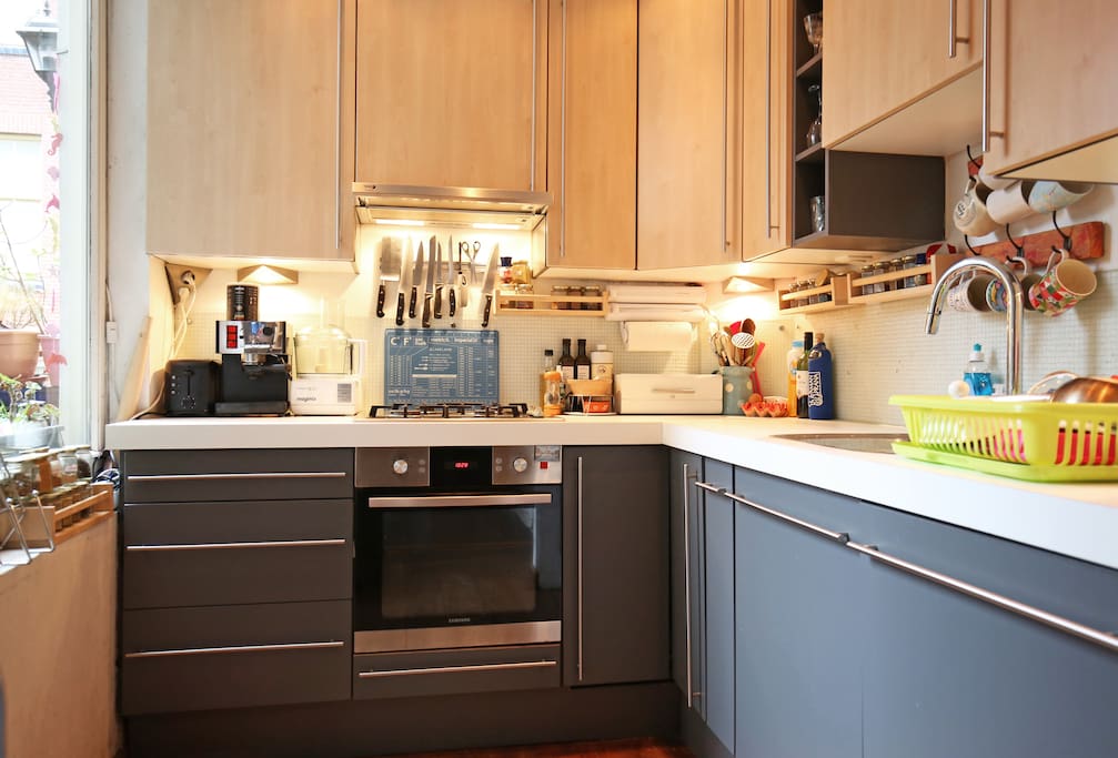 fully equipped kitchen with oven & dishwasher