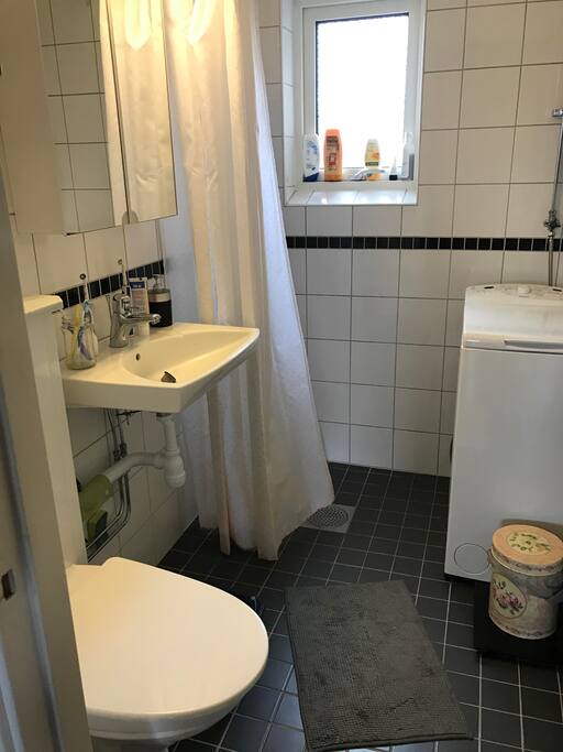 Badrum med tvättmaskin.