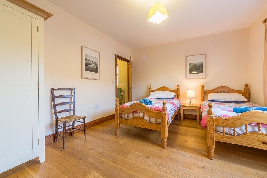 Ქვედა ორადგილიანი ოთახი სველი ოთახით