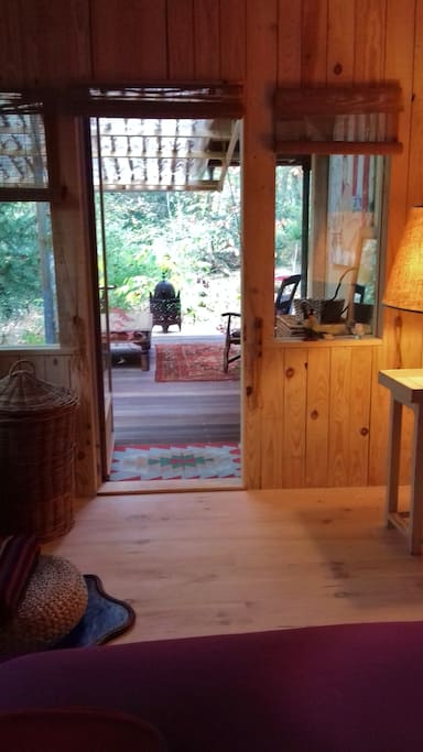 Depuis la chambre accès à une terrasse, bibliothèque libre (donner, prendre..), bambous...