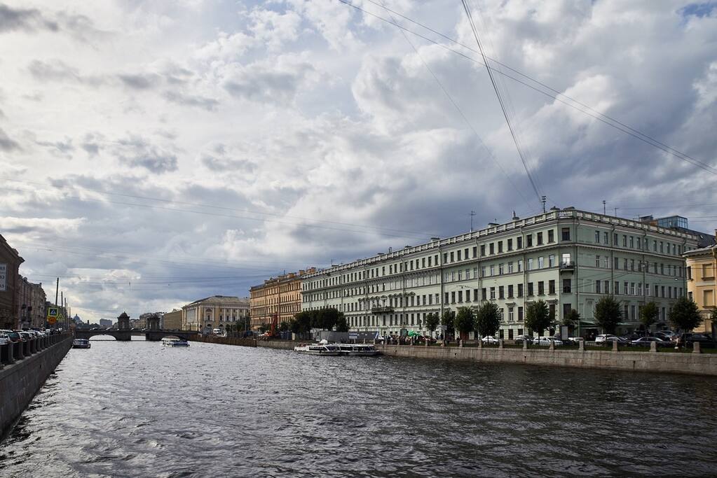 Вид на здание с противоположного берега.