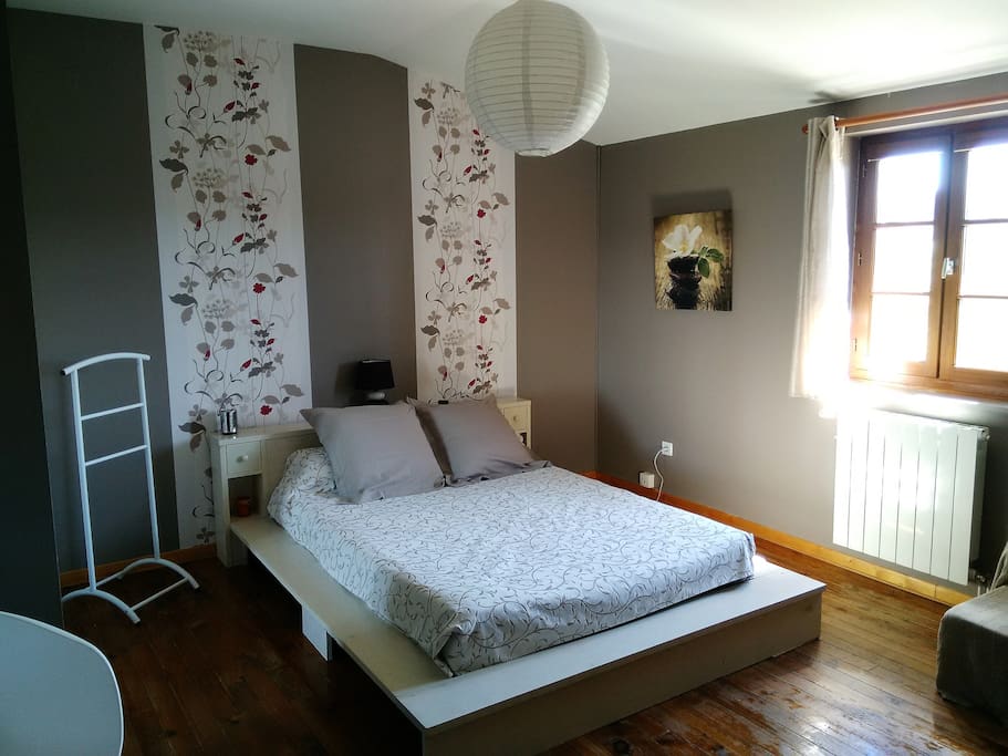 La chambre esprit zen, vue au sud sur la terrasse et les collines.