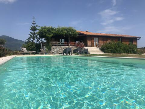 Quiet villa with private pool 2 km from the sea