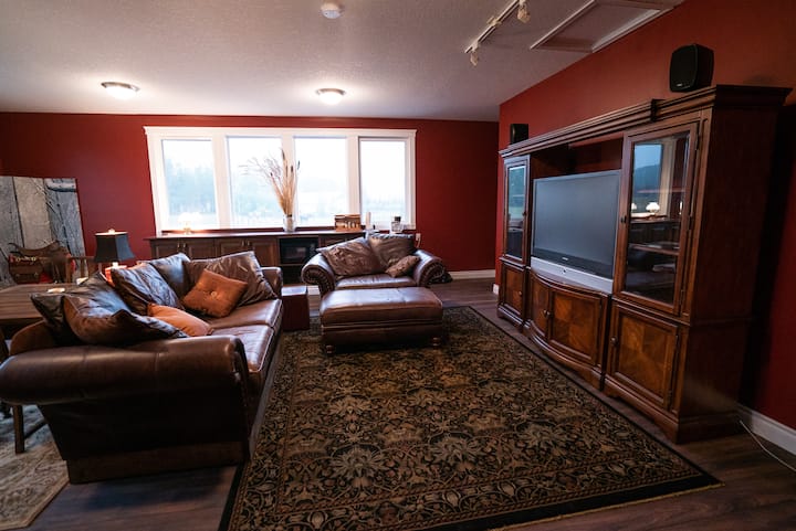 Friji hutolewa kwa ajili ya vinywaji, pamoja na mikrowevu, kibaniko, kifaa cha kutoa maji, birika na mashine ya kahawa ili uweze kujitengenezea vitafunio.  Picha na Dario