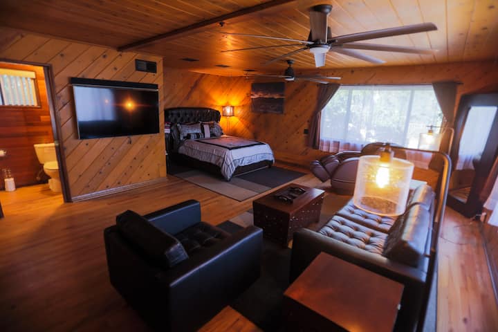 ห้องสวีท "ห้องไม้" - เตียงห้องน้ำทีวี 4K พื้นที่นั่งเล่นและเก้าอี้นวด... คุณต้องการอะไรอีก?