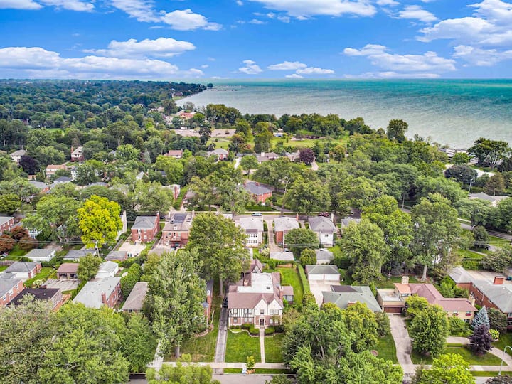 Manor with Pub in Basement‼️ Houses for Rent in Grosse Pointe Park