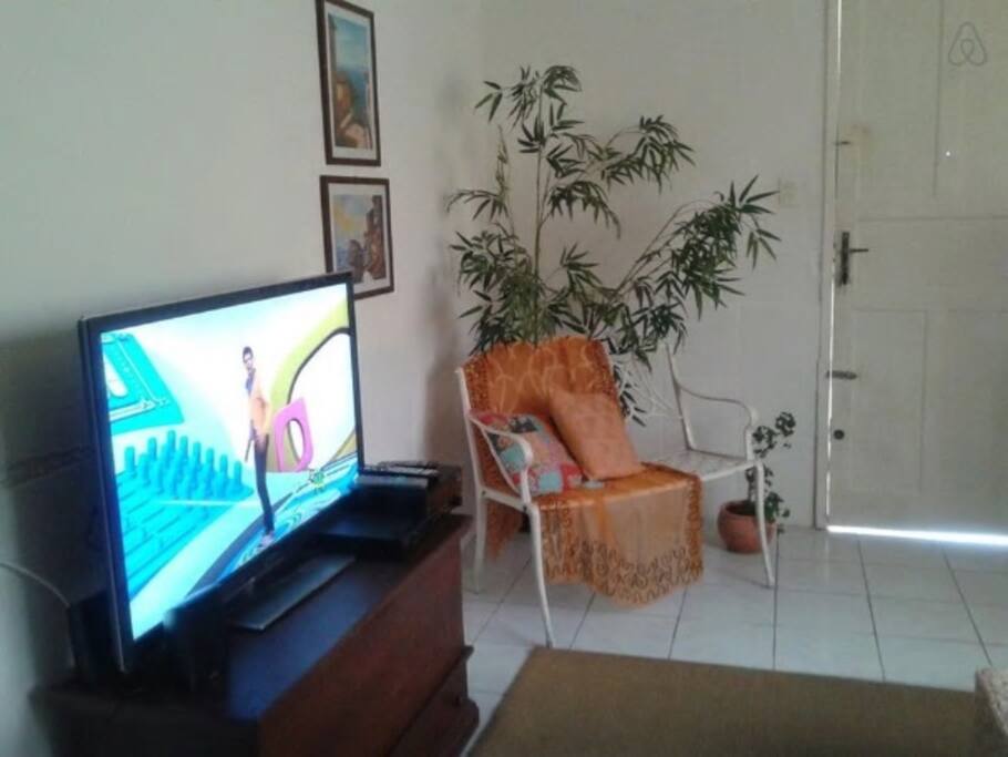 Sala com tv a cabo