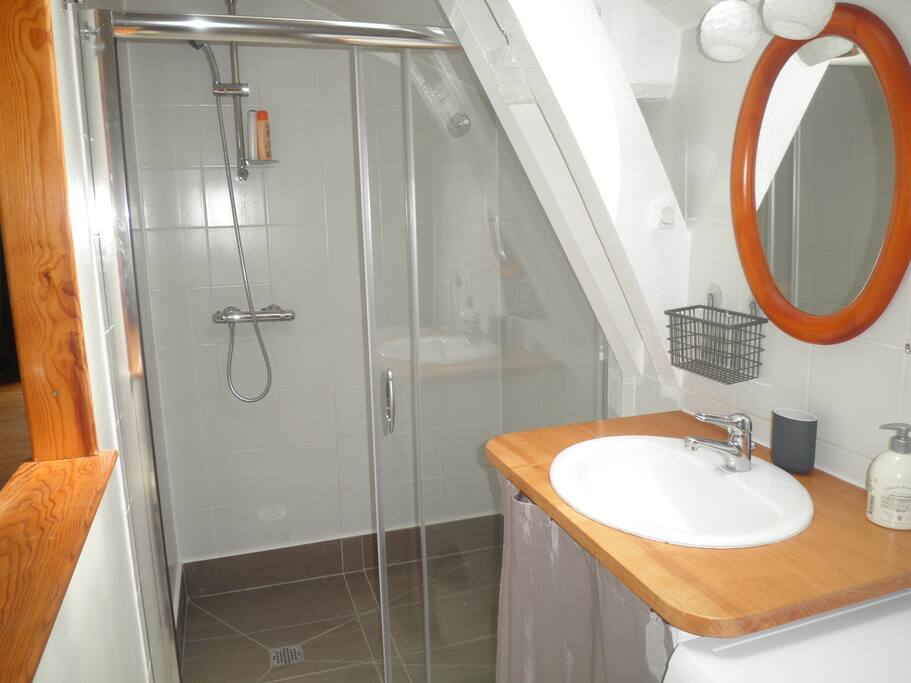 Salle d'eau avec douche à l'italienne