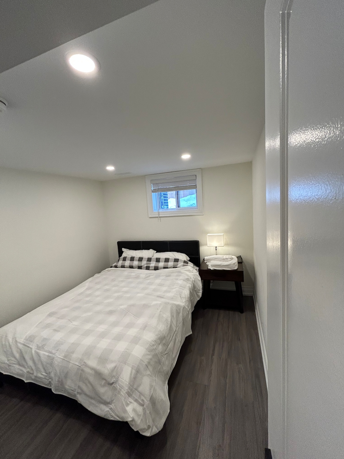 غرفة النوم 2، بسرير كبير وحامل ليلي