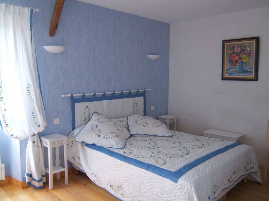 Chambre parentale avec vue sur la campagne