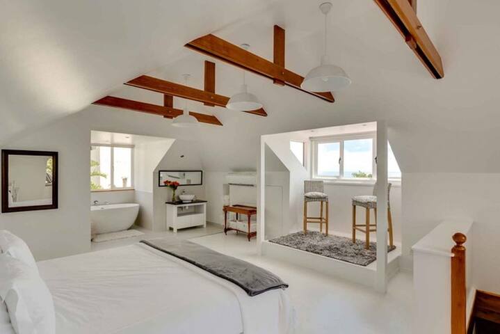 bliss villa – Sea Views Pool HotTub Walk to beach. gallery image 5