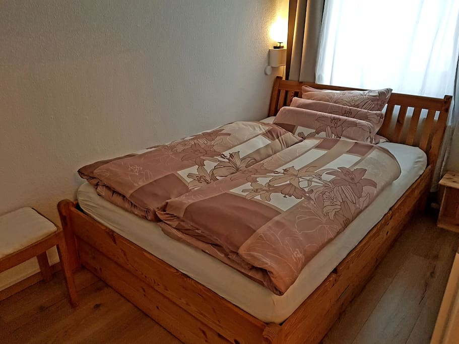 Schlafzimmer mit sehr gemütlichem Bett 140x200