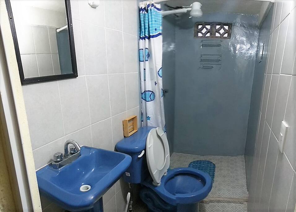 Baño privado completo, regadera con agua caliente