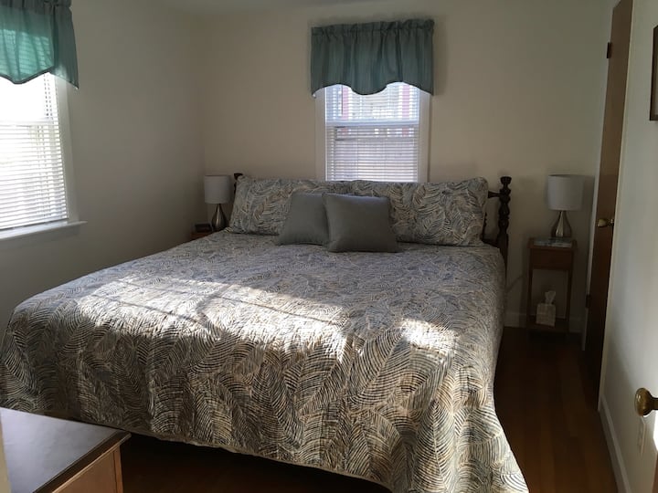 Dormitorio grande con cama tamaño king, armario y vestidor.