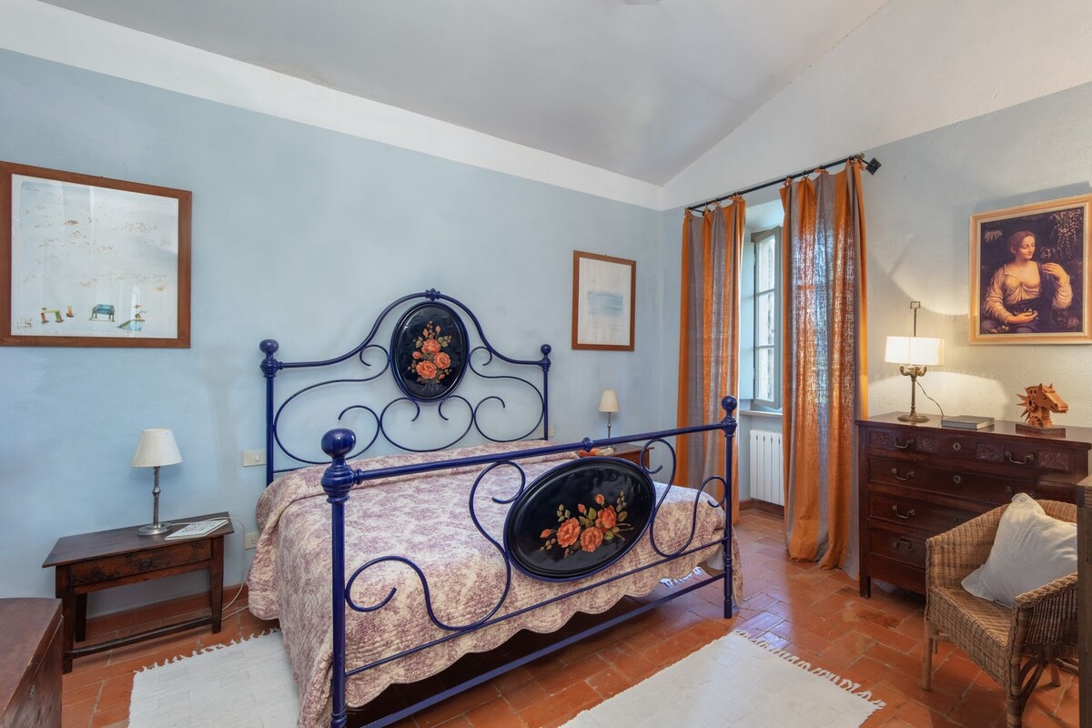 1号卧室，配备2米宽双人床和独立卫生间（一楼）