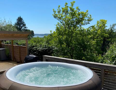 Nice villa w/bay views, close to the city center