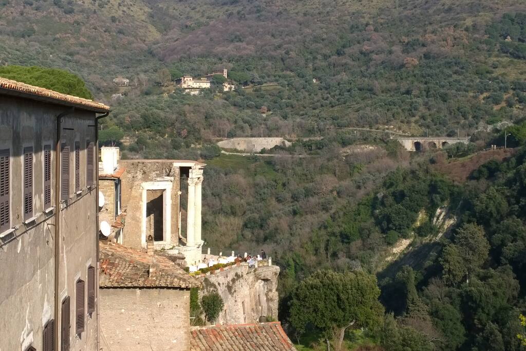 Vista dalla finestra dei templi di Vesta e Sibilla