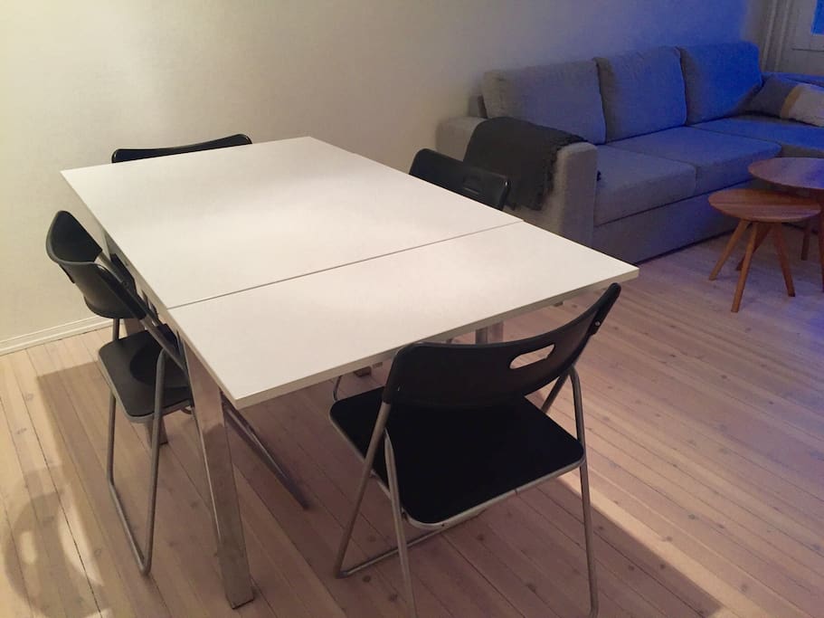 Table and four chairs in the livingroom.
