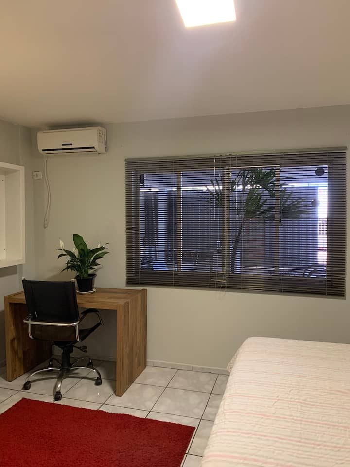 Dormitorio con 2 camas tamaño queen 