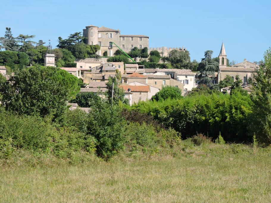 village de la Bastide au pied de son chateau.son horloge,et son eglise.