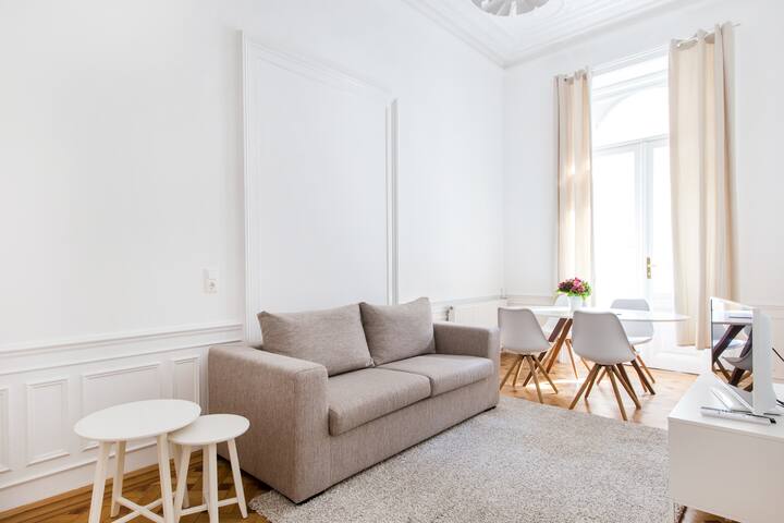 Fabulous City Center Apartment – Apt 18C gallery image 2