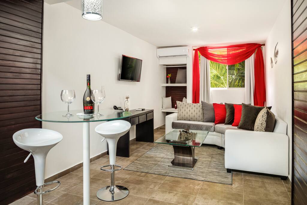 Beautiful Pent House Suite $125/per day plus all you can eat and drink!!!