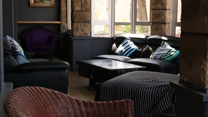 החדר הקדמי נעים לקריאה ולשיחה 