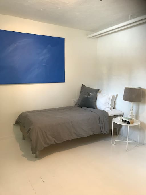 Sovrum med två sängar. Finns även utrymme för ytterligare sovplats.
