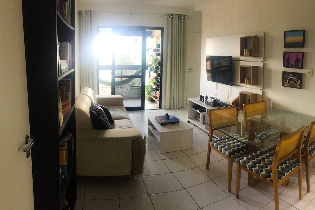 Sala de estar e varanda.