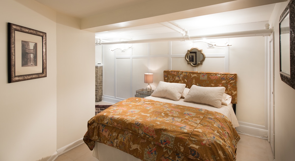 El dormitorio más grande tiene una cama queen size con cabecero y edredón hechos a medida. ¡Las sábanas tranquilas garantizan un buen sueño nocturno!