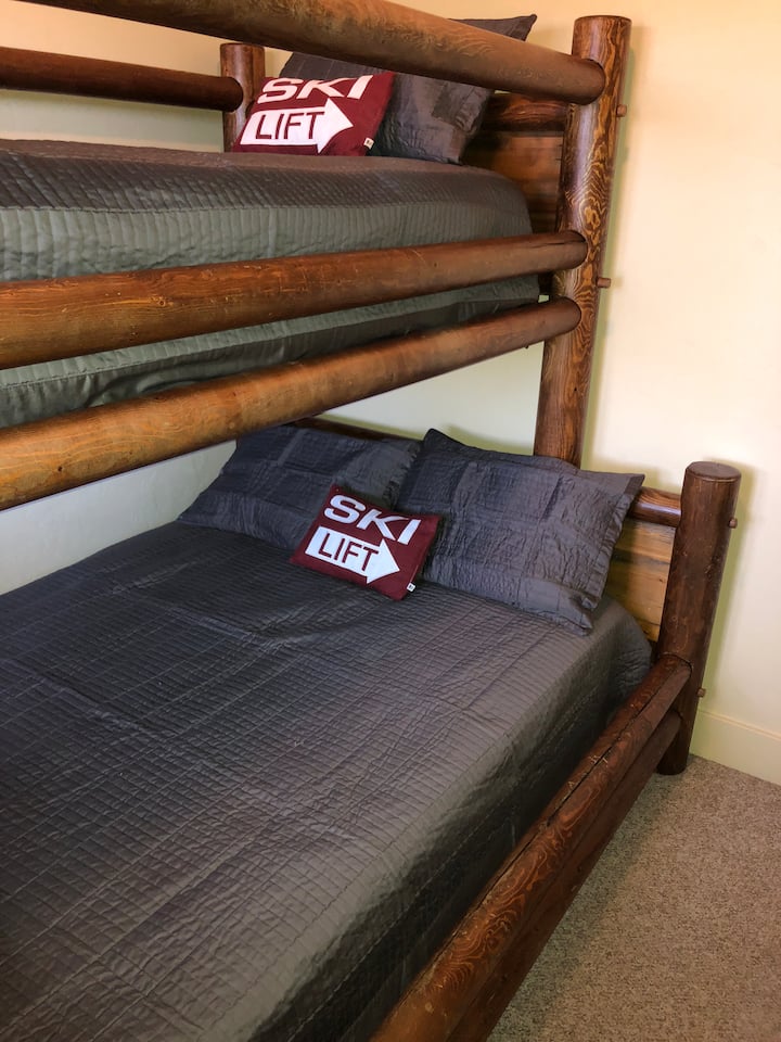 Спалня на горния етаж, с две отделни легла. До банята, споделена с още една спалня за гости.