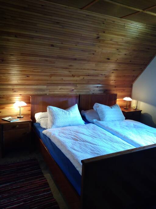 Ložnice v patře. / Bedroom on the first floor.