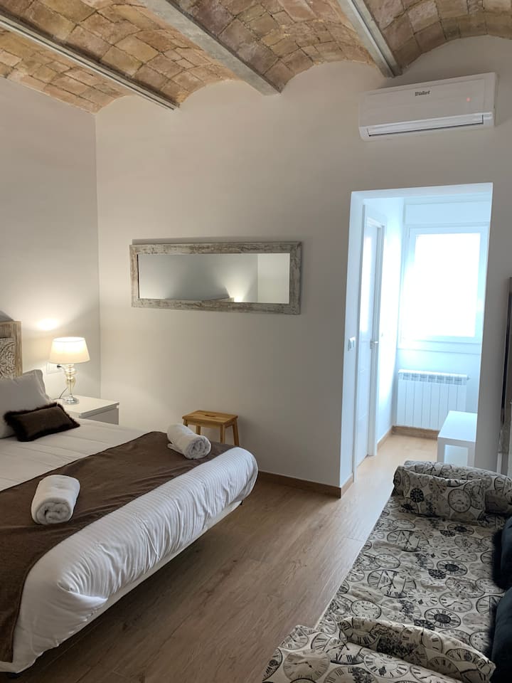 Საძინებელი 1 ლუქსი ცალკე სააბაზანოთი ორადგილიანი საწოლით და პატარა საწოლით