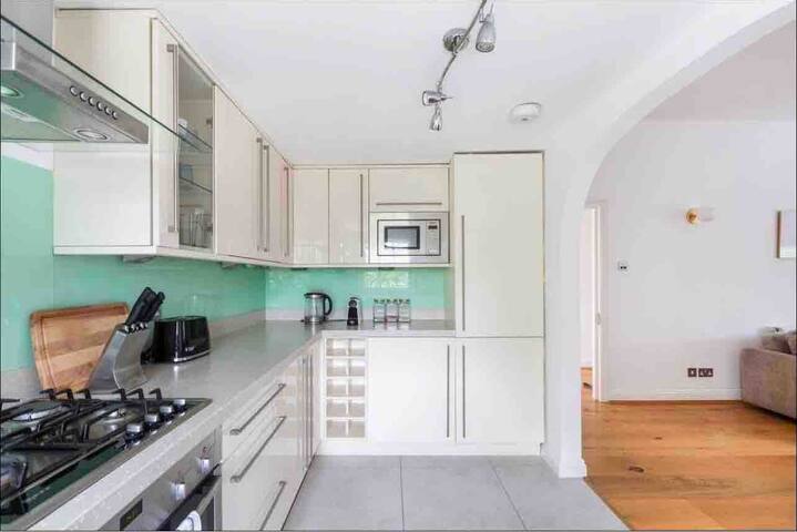 Large 2 bedroom near Paddington gallery image 5