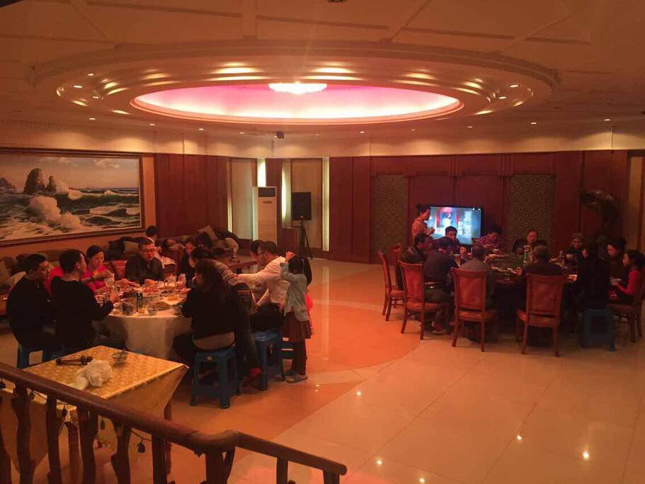 餐厅可容纳二十人用餐