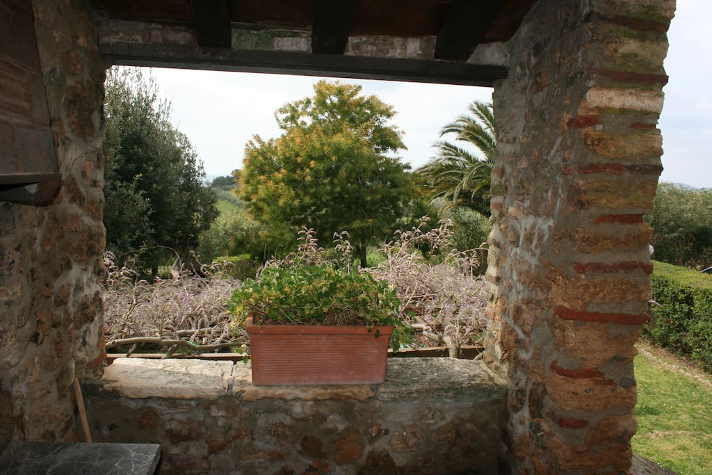 Il panorama sui giardini dalla piccola terrazza di ingresso al soggiorno