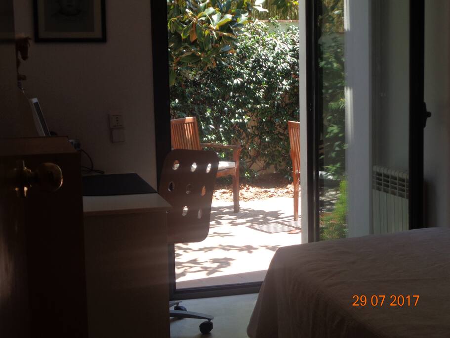 Habitación con acceso a jardín