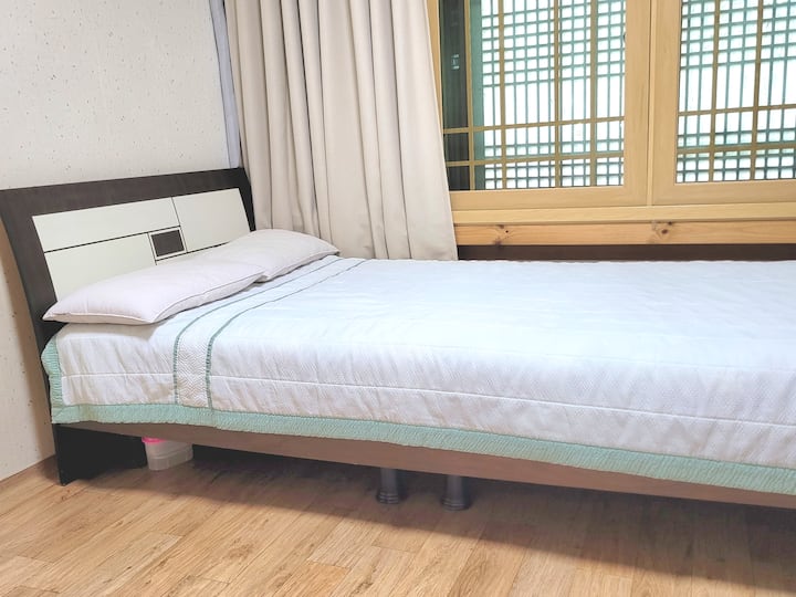 Ovo je spavaća soba u sobi sa šljivama.