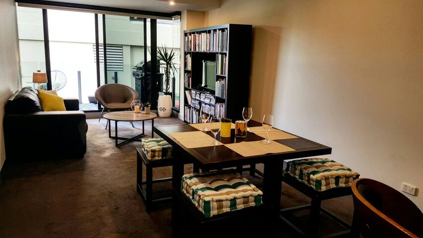 Grand Prix on Doorstep! 2BR w/ 1Car gallery image 3