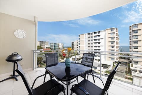 Modern unit 300m to beach & restaurants