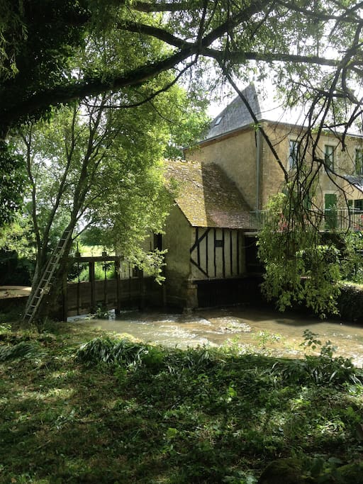 au bord de l'eau le moulin du 16è siècle