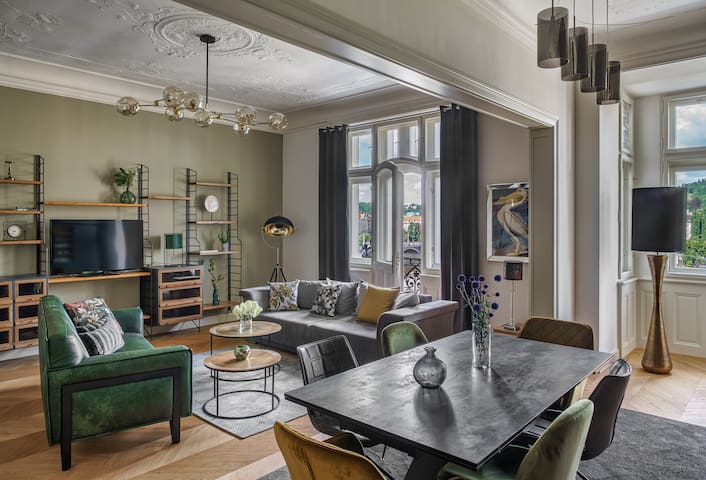 Three Bedroom Apartment with Balcony MN6 Suites