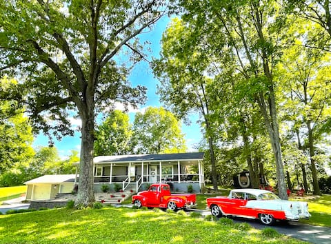 5-STAR! 2-Car Garage/  Privacy / Family Fun / King