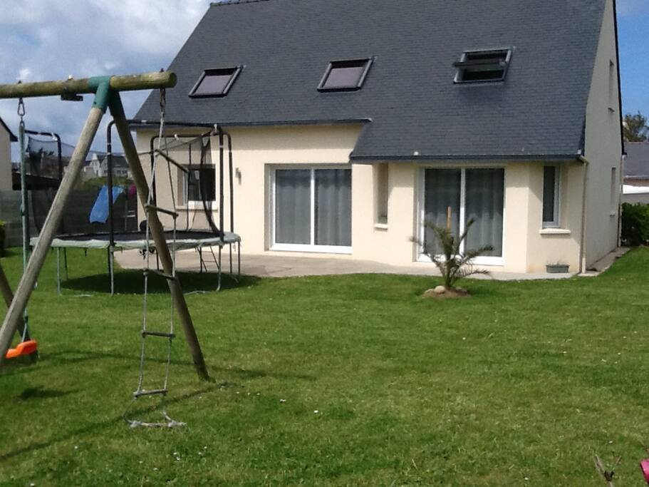 Grand jardin bien ensoleillé