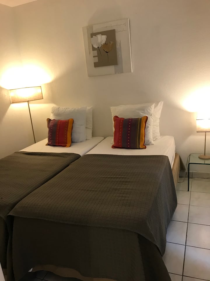 卧室配备2张0.90张床或1.80张标准双人床 