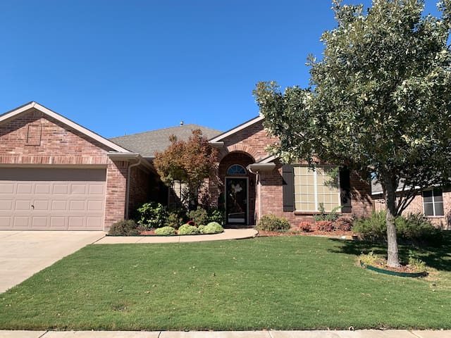 Convenient Keller/Alliance 4bd/2bath Home
